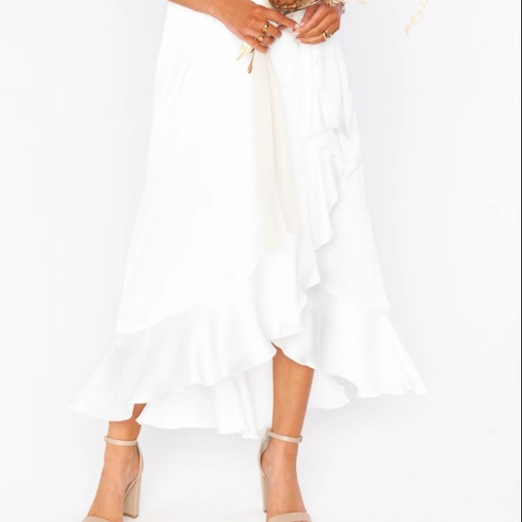 Show me your MuMu white wedding dress size M - Picture 3 of 9